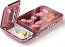 Reizen pil Organisator met pil Cutter Splitter, 4 Compartments pil geval, kleine pil Box voor Pocket portemonnee, dagelijkse pil Container om vitamines kabeljauw lever olie supplementen, Medicine Planner (Roze)
