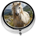 Ronde pil Box paard op groen gras schattig kleine pil geval 3 Compartiment pilbox voor tas zak draagbare pil container houder om vitamines medicatie visolie en supplementen te houden