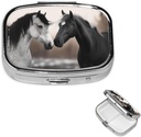 Pill Case met spiegel Retro 2 Compartiment Pill Box Zwarte en witte paarden Kleine pil Organizer voor Purse of Pocket Decoratieve Metaal Geneeskunde Vitamine Organisator Unieke Gifts