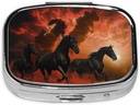 Zwarte Paarden Rode Gloeiende Wolken Gedrukte Vierkante Pillen Organisator met 2 Compartiments, Portable Mini Pill Box Pill Case voor Geneeskunde, Vitamine, Visolie, Supplementen