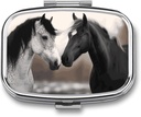 Zwarte en witte paarden Vierkante pil Box, 2 Compartiment Decoratieve Pocket pil Box voor Pocket of portemonnee Portable Mini Travel Medicine Tablet Vitamine houder Organisator pil geval